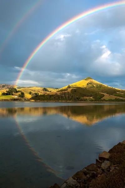 Διπλό ουράνιο τόξο πάνω από τη χερσόνησο Otago — Φωτογραφία Αρχείου