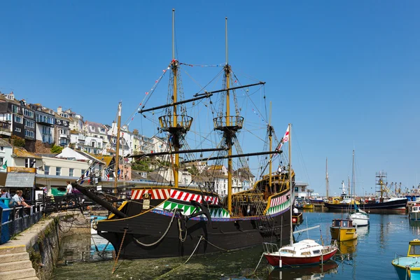 Weergave van brixham haven en de gouden hind — Stockfoto