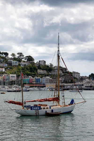 Jachta kotví z dartmouth — Stock fotografie