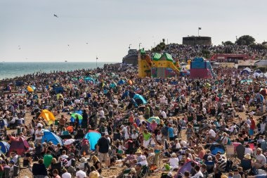 hava gösterisi için kalabalık eastbourne plaj