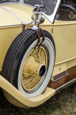 eski model, sarı bir rolls royce araba yedek tekerlek