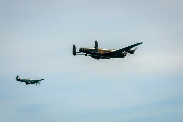 Avro lancaster und spitfire mk1 in airbourne — Stockfoto