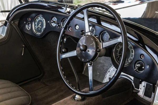 Cockpit de um velho carro Alvis — Fotografia de Stock