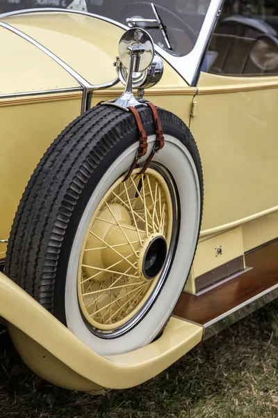 Rueda de repuesto en un coche Rolls Royce amarillo vintage —  Fotos de Stock