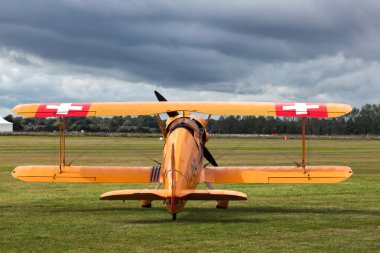 Bucker 131 jungmann vintage çift kanatlı u95 goodwood at