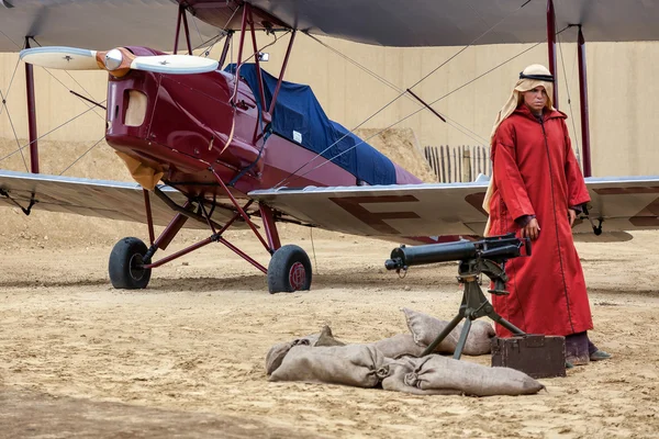 Bedoeïenen bewaken ww1 vliegtuigen in de woestijn — Stockfoto