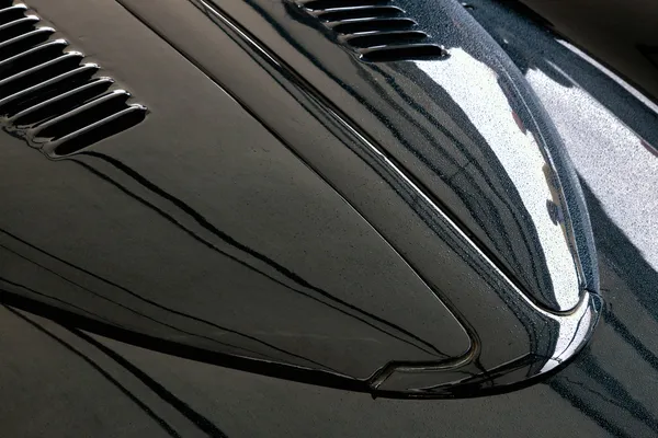 Raindrops on vintage car bonnet — Stock Photo, Image