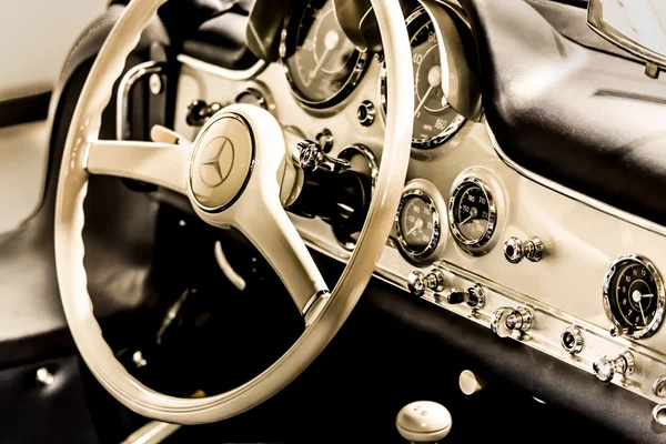 Eski Mercedes gösterge paneli — Stok fotoğraf