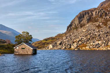 budynek pod woda w jeziorze snowdonia