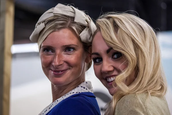 Két mosolygó hölgy: goodwood revival — Stock Fotó