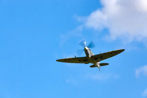 Supermarine spitfire flyger på goodwood revival — Stockfoto