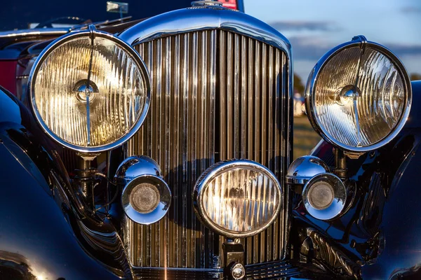 Primo piano della parte anteriore della Bentley vintage — Foto Stock