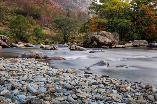 Pohled podél řeky Glaslyn na podzim — Stock fotografie