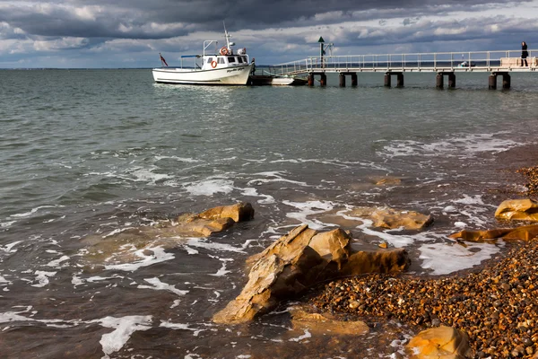 Barco de recreio operando de Alum Bay para a Ilha de Wight Needles — Fotografia de Stock