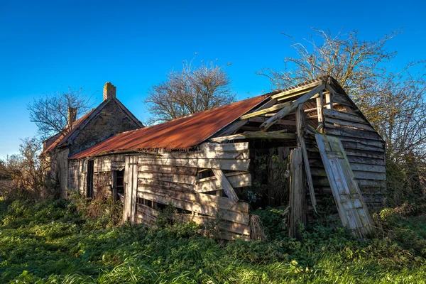 Brachliegendes Bauernhaus und Nebengebäude in Cambridgeshire — Stockfoto