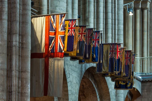 Flagi wiszące w katedry ely — Zdjęcie stockowe