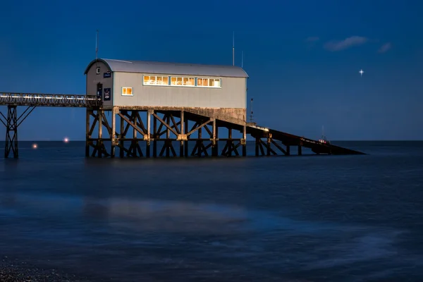 Selsey bill livbåt station i skymningen — Stockfoto