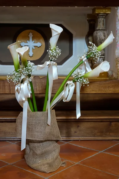 Vrede lelies tentoongesteld in een kerk in pienza — Stockfoto