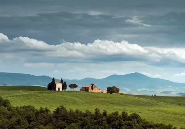 Chapel of Vitaleta on the crest of a hill in Val d'Orcia — Stock Photo, Image