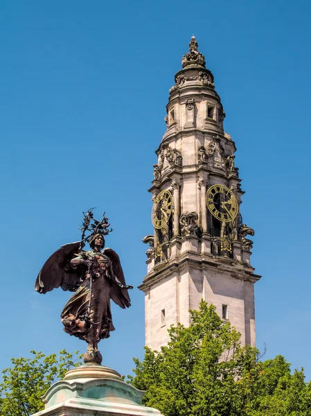 Statue of Peace and Cardiff City Hall — Stock Photo, Image
