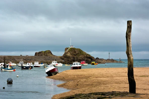 Båtar i bude hamnen — Stockfoto