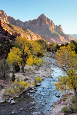 gün batımında Virgin river