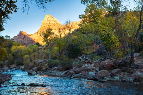 El Vigilante Towers Over the Virgin River —  Fotos de Stock