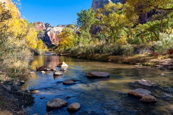 Virgin River meandering through the mountains of Zion — Stock Photo, Image