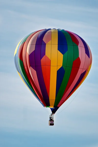 Ballon steigt in den Himmel — Stockfoto
