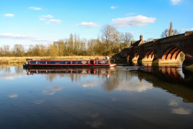 Thames Nehri üzerinde tekne dar