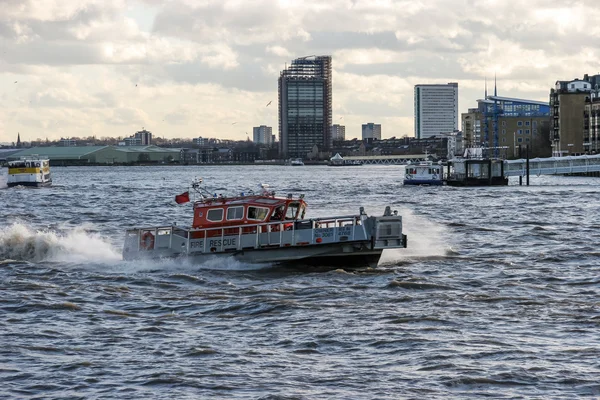 Barco de resgate de incêndio correndo para uma emergência no rio Tâmisa — Fotografia de Stock