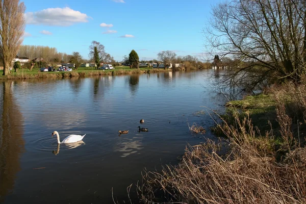 Vista del camping en la orilla del río en Clifton Hampden —  Fotos de Stock