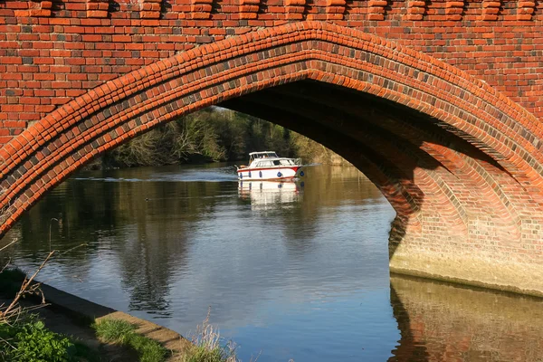 Detailní pohled na clifton hampden most s loď nařízení — Stock fotografie