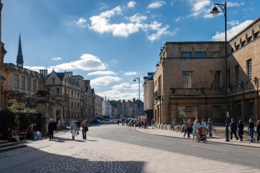 Oxford 'un ana caddesi boyunca bir manzara.