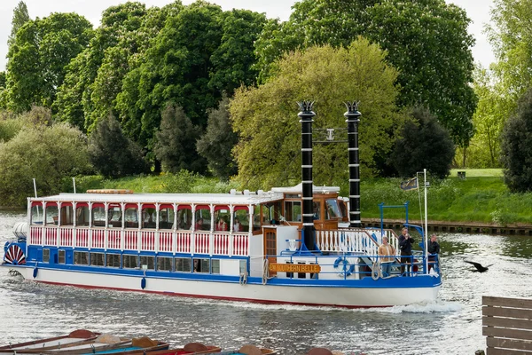 New Southern Belle en route from Hampton Court to Kingston — Stock Photo, Image