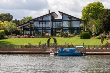ric arasındaki hampton court riverside muhteşem evi