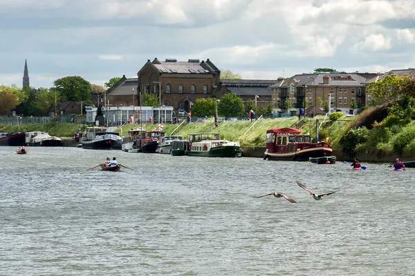 划船和汉普顿法院之间在泰晤士河上划船和 — 图库照片