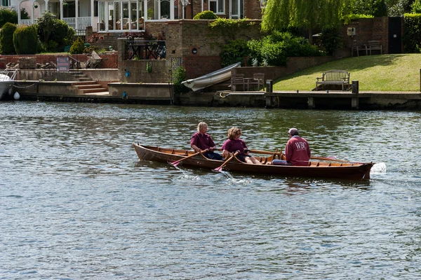 Rowing on the River Thames between Hampton Court and Richmond — Stock Photo, Image