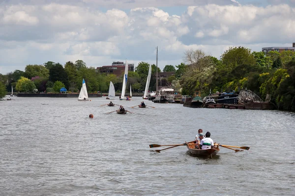 Rudern und Segeln auf der Themse zwischen Hampton Court und — Stockfoto