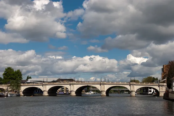 En vy av kingston bron över floden thames — Stockfoto