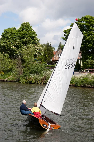 Sailing on the River Thames between Hampton Court and Richmond — Stock Photo, Image