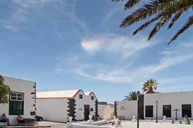 Nuvola arcobaleno piccolo sopra teguise lanzarote isole Canarie Spagna Europa