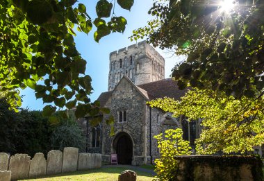 St clement parish Kilisesi, mezar taşları ve parlak sunlig ağaçlarda