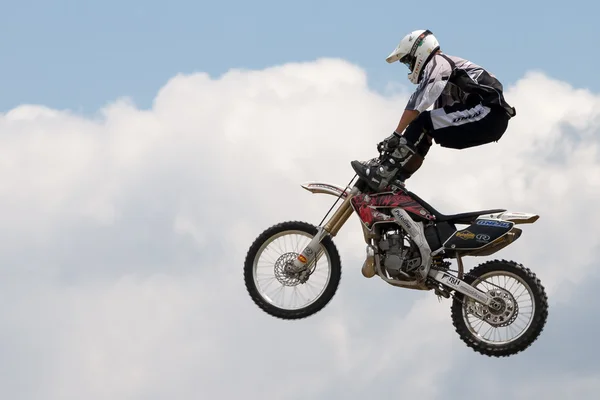 Stuntmotorradfahrer auf Hopfenbauernhof in Kent — Stockfoto