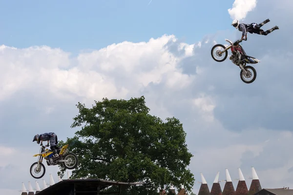 Stunt motocyklisty w gospodarstwie chmielu w kent — Zdjęcie stockowe