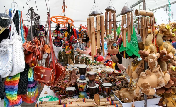 Divers articles à vendre sur un stand de marché à Lanzarote — Photo