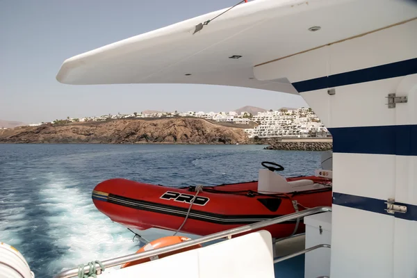 Vue depuis le ferry local opérant le long de la côte de Lanzarote — Photo