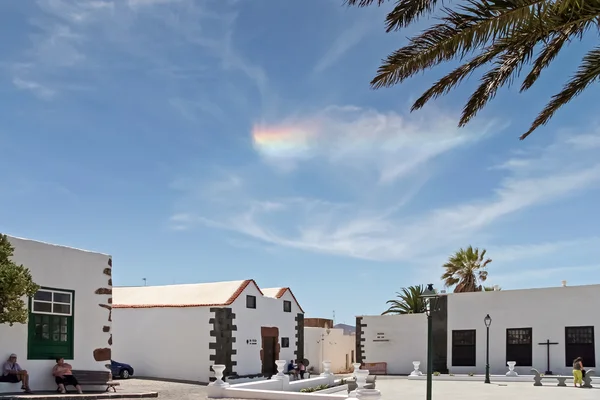 Piccola nube di arcobaleno sopra Teguise Lanzarote Isole Canarie Spagna Europa — Foto Stock