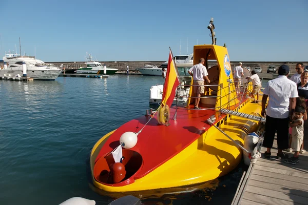 Submarino amarelo operando fora de Puerto del Carmen para o passeio — Fotografia de Stock