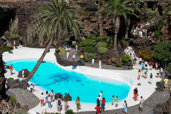 Jameos del agua yüzme havuzunda yuvarlak yürüyen insanlar — Stok fotoğraf